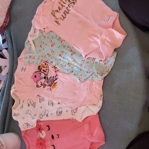 5 Gerber onesies size 0-3 months